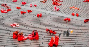scarpe rosse in piazza simbolo della lotta contro la violenza di genere